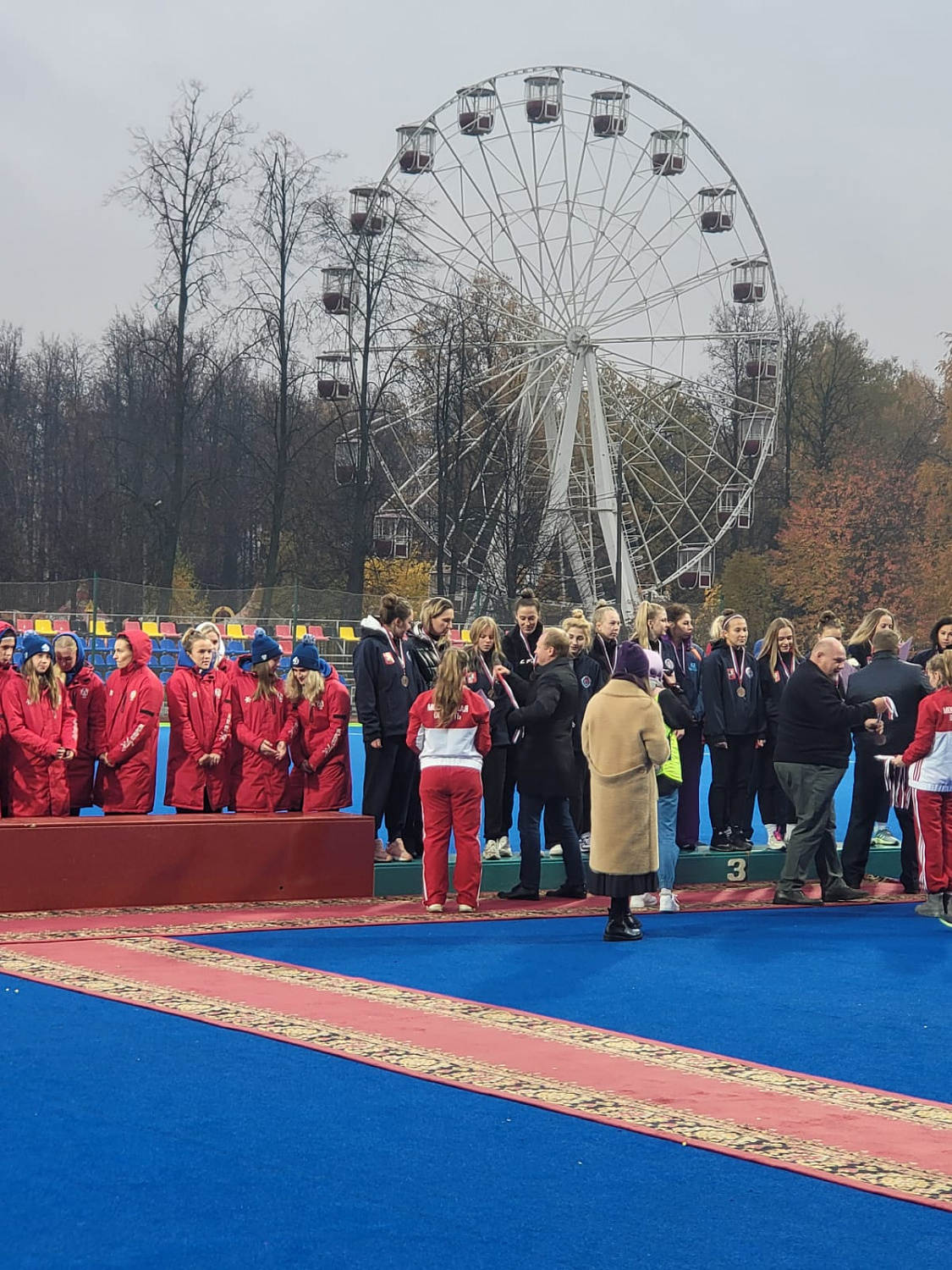 Президент ФХТР Антон Мороз вручил кубок победителям Чемпионата России среди женских команд Суперлиги 2021