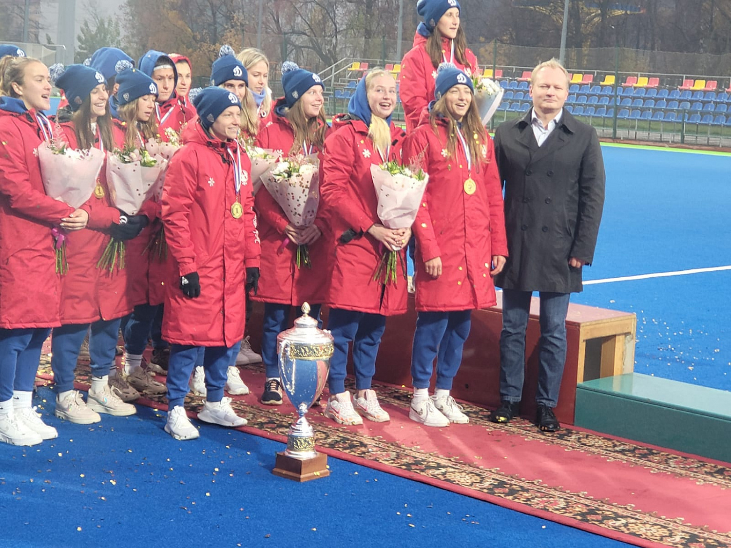 Президент ФХТР Антон Мороз вручил кубок победителям Чемпионата России среди женских команд Суперлиги 2021