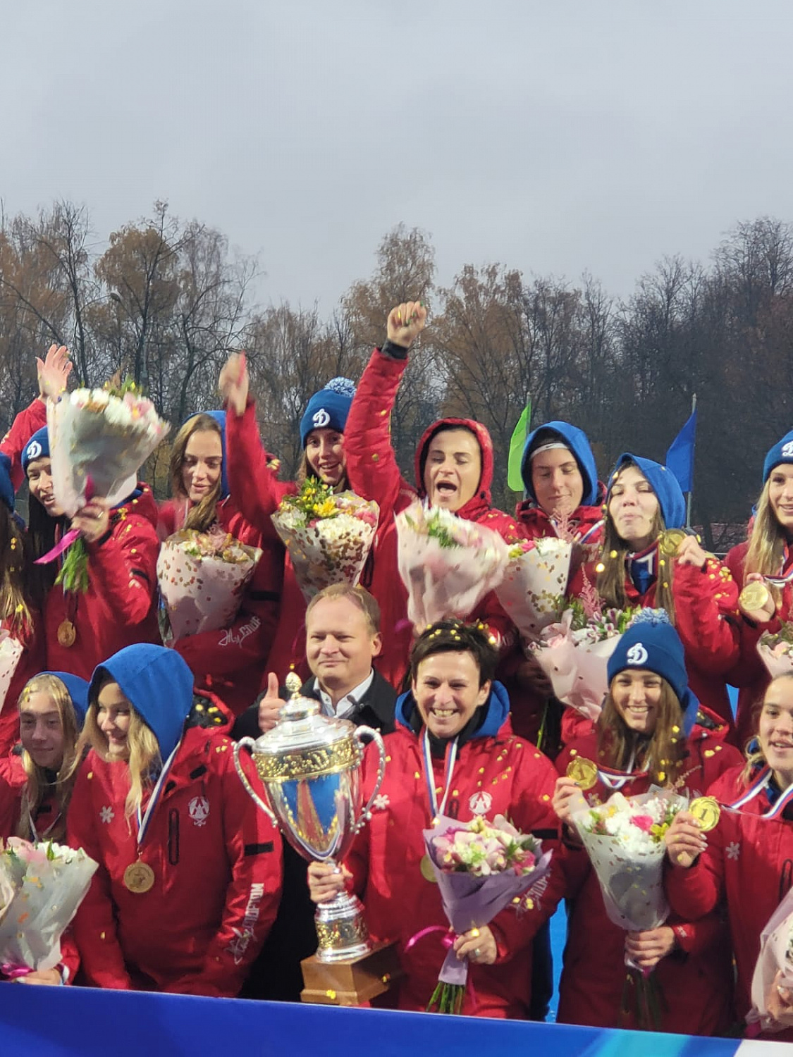 Президент ФХТР Антон Мороз вручил кубок победителям Чемпионата России среди женских команд Суперлиги 2021