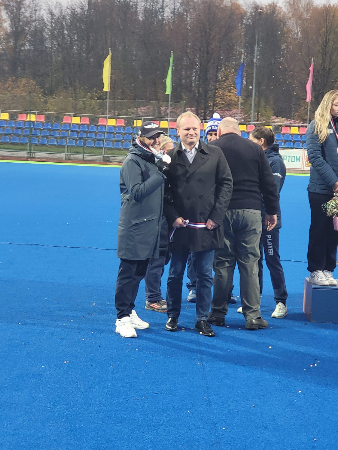 Президент ФХТР Антон Мороз вручил кубок победителям Чемпионата России среди женских команд Суперлиги 2021