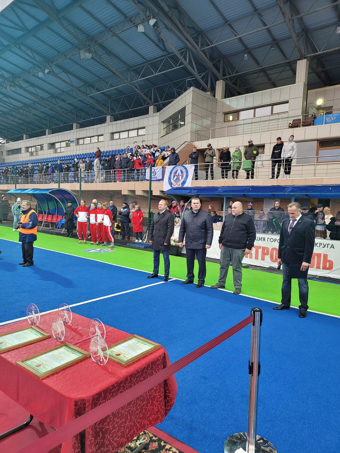 Президент ФХТР Антон Мороз вручил кубок победителям Чемпионата России среди женских команд Суперлиги 2021